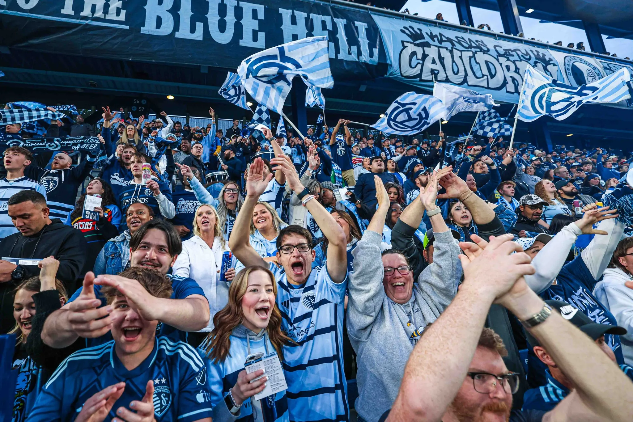KANSAS CITY WIZARDS FC "Togerther We Rise" - " Cùng nhau chúng ta vươn lên" - Picure 3