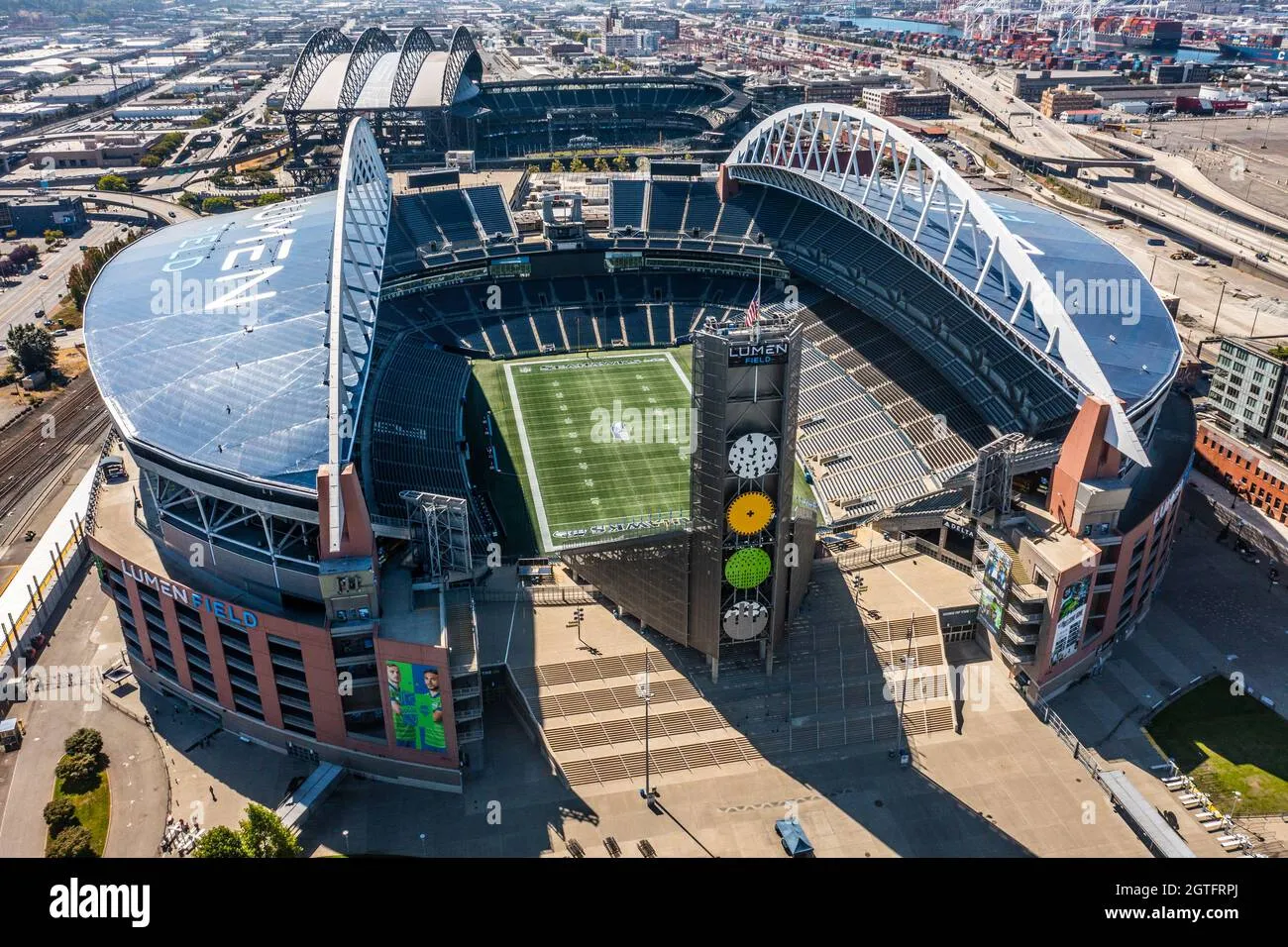 Tại centuryLink Fleld, niềm đam mê bóng đá của Seattle Sounders FC vang dội như tiếng gầm của những đợt sóng. - Picure 2